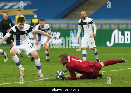 Kiev, Ucraina . 28 Marzo 2021. KIEV, UCRAINA - 28 MARZO 2021 - il portiere Jesse Joronen (R) della Finlandia fa un risparmio durante la Coppa del mondo FIFA 2022 Qualifying Round Matchday 2 gioco di gruppo D contro l'Ucraina presso la NSC Olimpiyskiy, a Kiev, capitale dell'Ucraina. Credit: Ukrinform/Alamy Live News Foto Stock