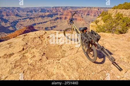 Bicicletta sul bordo del Grand Canyon AZ Foto Stock