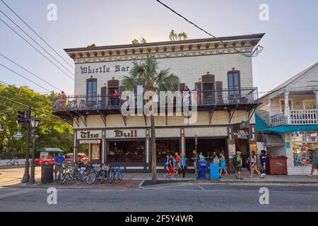 Whistle Bar e il Bull Bar sulle intersezioni di Caroline St e Duval St a Key West Florida USA Foto Stock