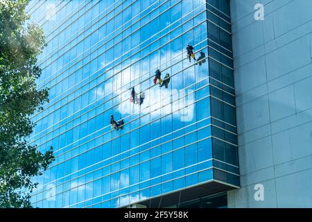 Detergente per vetri appeso ad alcune funi Foto Stock