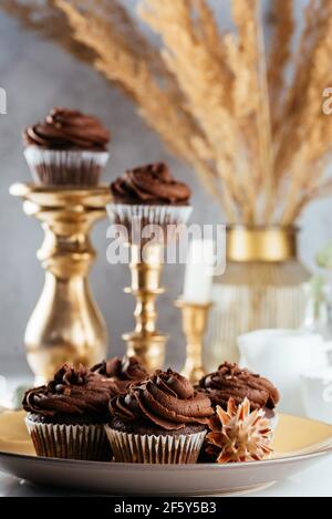 cupcake al cioccolato con ripieno di frutti di bosco e crema al cioccolato Foto Stock