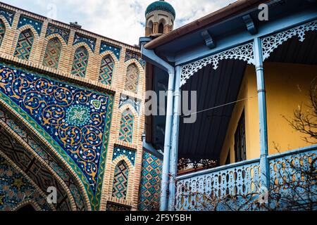 Famoso bagno a zolfo blu e architettura tradizionale Foto Stock