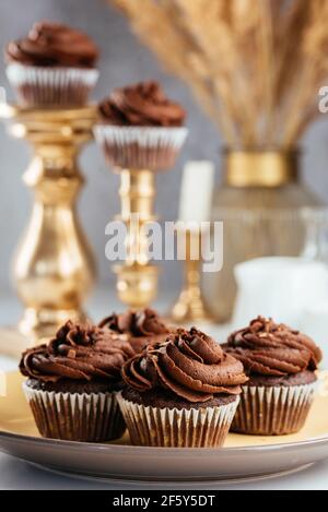 cupcake al cioccolato con ripieno di frutti di bosco e crema al cioccolato Foto Stock