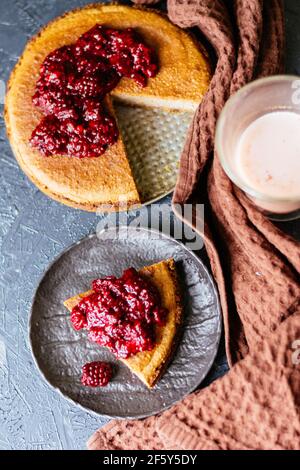 torta al formaggio con marmellata di lamponi Foto Stock