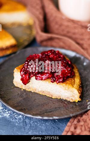 torta al formaggio con marmellata di lamponi Foto Stock