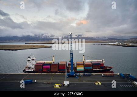 Chiatta ormeggiata nel porto di spedizione della città fredda Foto Stock