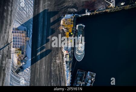 Vista aerea della nave da carico nel molo Foto Stock