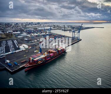 Nave da carico con container in porto industriale Foto Stock