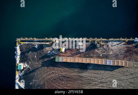 Container sul molo del porto innevato Foto Stock