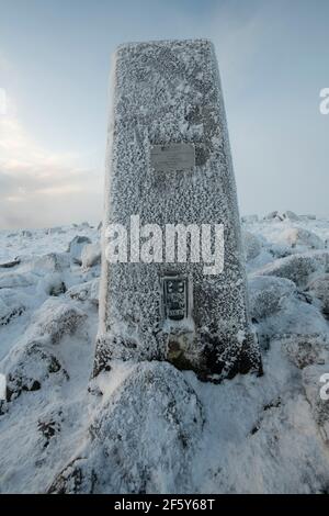 Tig Point sulla cima del Crifdel, la collina più alta del Dumfriesshire, a metà inverno con una copertura di neve. Foto Stock