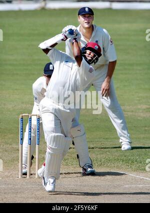 4° TEST 2° GIORNO INGHILTERRA V INDIE OCCIDENTALI AL RECREATION GROUND ANTIGUA 11 APRILE 2004 BRIAN LARA COLPISCE UN 6 OFF FOTO DI BATTY DAVID ASHDOWNCRICKET NELLE INDIE OCCIDENTALI Foto Stock