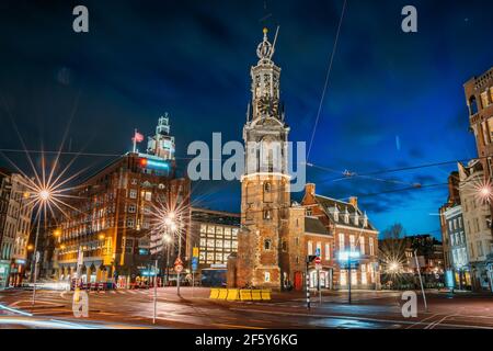 Munttoren o la Mint Tower o Munt nel centro storico di Amsterdam di notte, Paesi Bassi. Foto Stock