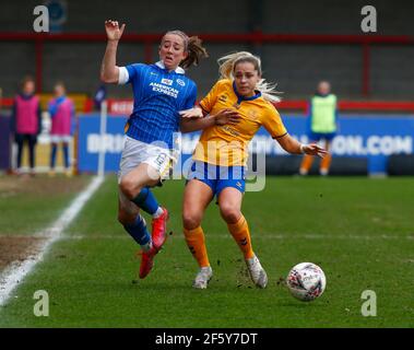 Crawley, Regno Unito. 28 Marzo 2021. CRAWLEY, INGHILTERRA - MARZO 28: L-R Maya le Tissier di Brighton e Hove Albion WFC e Poppy Pattinson di Everton Ladies durante il Barclays fa Women Super League tra Brighton e Hove Albion Women e Everton Women al People's Pension Stadium il 28 marzo 2021 a Crawley, Inghilterra Credit: Action Foto Sport/Alamy Live News Foto Stock