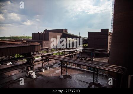 Sokolovo-Sarbay stabilimento minerario e di lavorazione. Edifici industriali arrugginiti. Rudny, Kazakistan. Cielo blu con nuvole. Foto Stock