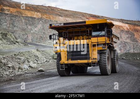 Rudny, Kazakhstan-maggio 14 2012: Miniera aperta minerale di ferro in cava. I dumper da cava Caterpillar trasportano il minerale all'impianto di concentrazione Foto Stock