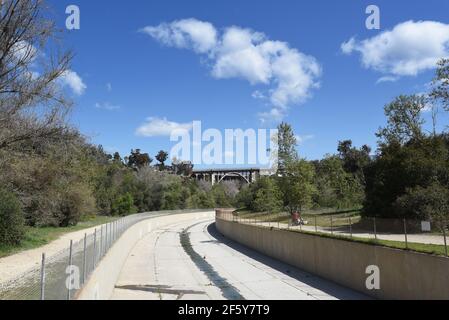 PASADENA, CALIFORNIA - 26 MAR 2021: Concrete Channel nel basso Arroyo Seco guardando verso il Colorado Street Bridge. Foto Stock