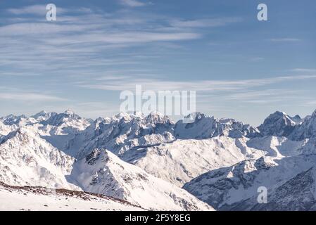 Panorama delle montagne del Caucaso da Elbro. Cime delle montagne acuminate dalla montagna più alta della zona. Montagne intorno a Elbrus da un hei Foto Stock