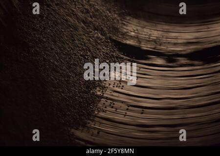 Produzione di pellets di ferro in macchina a tamburo rotante. Movimento sfocato. Impianto di estrazione e lavorazione Sokolovo-Sarbay. Rudny, regione di Kostanay, Kazakistan. Foto Stock