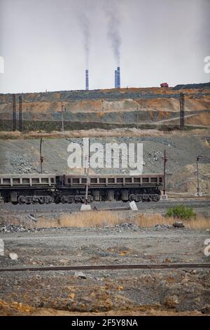 Rudny/Kazakhstan - Maggio 14 2012: Miniera a cielo aperto minerale di ferro. Carro ferroviario in cava che trasporta il minerale all'impianto di concentrazione. Foto Stock