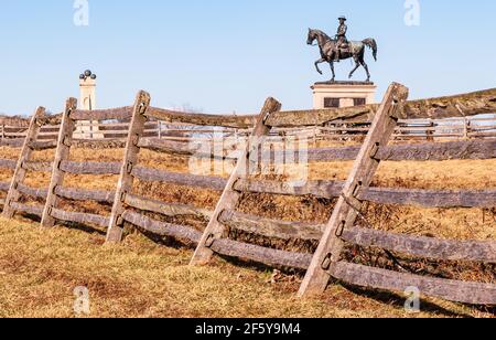 Il monumento del generale maggiore John Fulton Reynolds sembrano sopra Una recinzione in legno al Gettysburg National Military Park Foto Stock