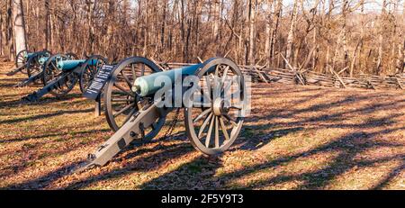 I cannoni confederati si sono schierati su Confederate Avenue al Gettysburg National Parco militare Foto Stock
