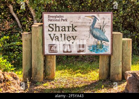 Il cartello d'ingresso alla regione della Shark Valley del Parco Nazionale delle Everglades al largo del Tamiami Trail in Florida. Foto Stock