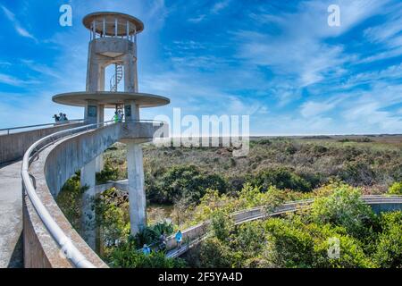 Una rampa circolare sale fino alla Torre di osservazione con la sua vista di chilometri di ghiate aperte a Shark Valley nel Parco Nazionale delle Everglades in Florida. Foto Stock