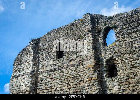 Rovine del castello di Canterbury, castello normanno del Medioevo, a Canterbury, Kent, Inghilterra, Regno Unito. Foto Stock