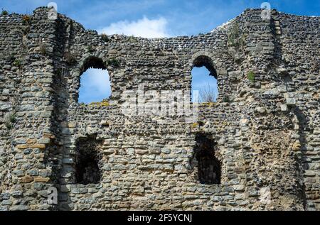 Vista laterale delle rovine del castello di Canterbury a Canterbury, Inghilterra, Regno Unito. Foto Stock