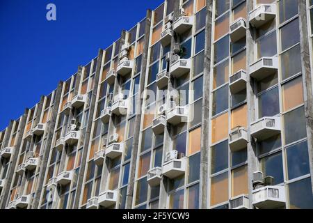 salvador, bahia, brasile - 25 gennaio 2021: I condizionatori d'aria sono visti sulla facciata di un edificio commerciale nella città di Salvador. Foto Stock