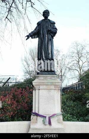 Una statua di Emmeline Pankhurst suffragette si trova dietro il Parlamento nei Victoria Tower Gardens. Foto Stock