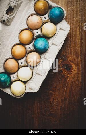 Uova di Pasqua tinte naturalmente Foto Stock