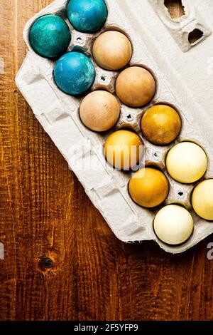 Uova di Pasqua tinte naturalmente Foto Stock