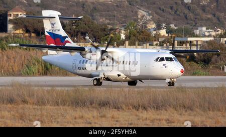 Grecia. 09 settembre 2016. Una Sky Express ATR 42-300 pronta a lasciare l'aeroporto Diagoras di Rodi. (Foto di Fabrizio Gandolfo/SOPA Images/Sipa USA) Credit: Sipa USA/Alamy Live News Foto Stock