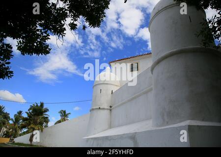 salvador, bahia, brasile - 13 gennaio 2021: Vista del Forte Mont Serrat sulla spiaggia di Boa Viagem nella città di Salvador. Monumento storico dal 1742 a def Foto Stock