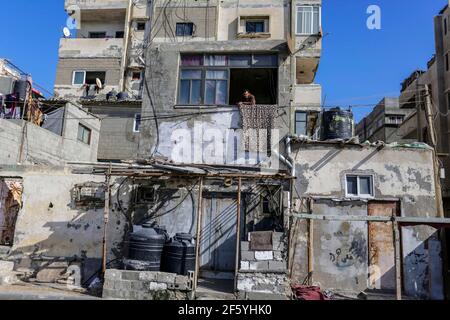 Gaza, Palestina. 27 Marzo 2021. Un uomo palestinese si trova alla finestra della sua casa nel campo profughi di Shati, nella striscia occidentale di Gaza. Credit: SOPA Images Limited/Alamy Live News Foto Stock