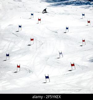 Mohawk Mountain, Connecticut, USA - 21 marzo 2021 - UN allenatore di sci rimuove i cancelli dopo l'ultima gara di sci della stagione per Mohawk Mountain Chil Foto Stock