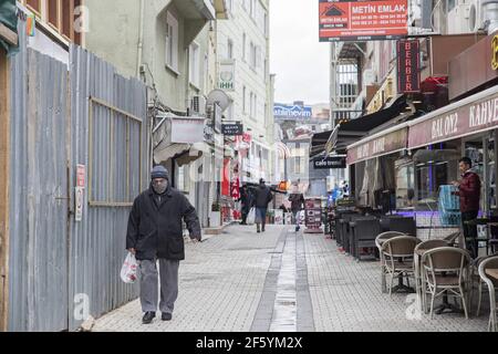 Le persone che indossano maschere facciali camminano su una strada a Istanbul, Turchia, il 25 marzo 2021. La Turchia ha confermato 30,619 decessi e 3,120,013 casi positivi di infezione da coronavirus nel paese. Foto di Mine Toz/Depo Photos/ABACAPRESS.COM Foto Stock