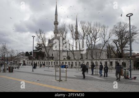 Le persone che indossano maschere facciali camminano su una strada a Istanbul, Turchia, il 25 marzo 2021. La Turchia ha confermato 30,619 decessi e 3,120,013 casi positivi di infezione da coronavirus nel paese. Foto di Mine Toz/Depo Photos/ABACAPRESS.COM Foto Stock