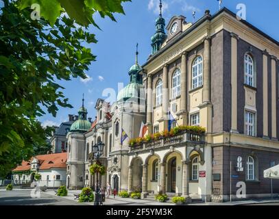 Municipio e Chiesa Protestante, Pszczyna (Pless), Slesia, Polonia meridionale Foto Stock