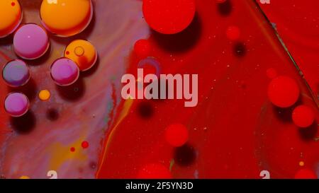 Fantastica struttura di coloratissima vernice ad olio e bolle d'inchiostro, movimento caotico, pittura astratta e colorata Foto Stock