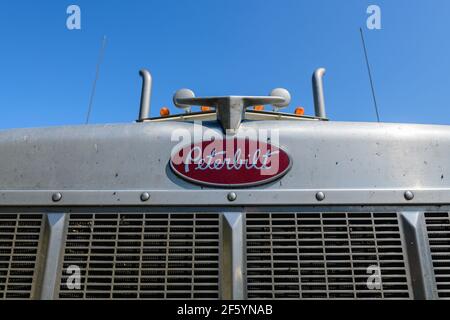 Peterbilt insignia sulla griglia di un camion semi-trattore in Gold Beach Oregon, Stati Uniti Foto Stock