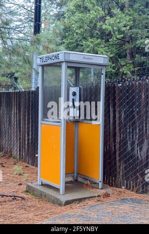 Una cabina telefonica vicino a East Quincy, California, USA Foto Stock