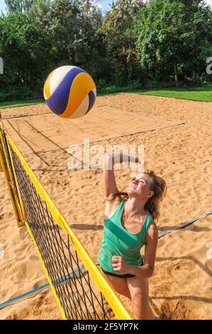 Gioco competitivo sul campo da pallavolo di spiaggia al netto Foto Stock