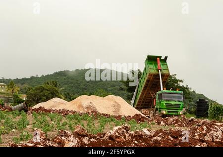 Scarico del materiale del carrello sul luogo di lavoro Foto Stock