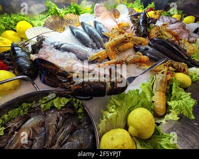 Delizioso cibo di mare su ghiaccio. Menu del ristorante in Italia Foto Stock