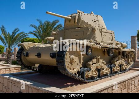 Un carro armato italiano M13/40 in mostra al Museo della Guerra di El Alamein in Egitto. Questo serbatoio è stato utilizzato durante la campagna nel deserto occidentale della seconda guerra mondiale. Foto Stock