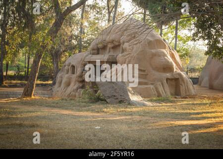 Vista della Grotta della Tigre, un complesso di templi indù scavato nella roccia a Mahabalipuram, India Foto Stock