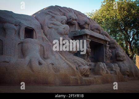 Vista della Grotta della Tigre, un complesso di templi indù scavato nella roccia a Mahabalipuram, India Foto Stock