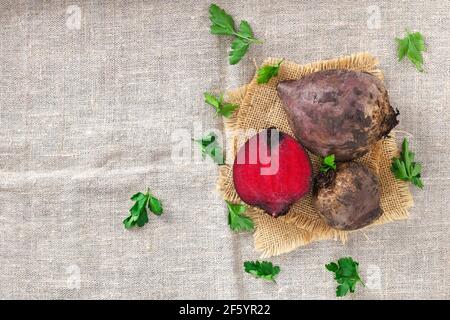 Barbabietole per cucinare. Verdure di barbabietola sulla tavola. Vista dall'alto. Foto Stock